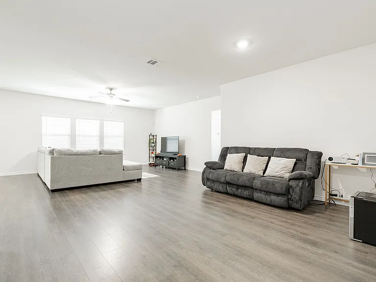 555 Delaware Rd — Photo 16