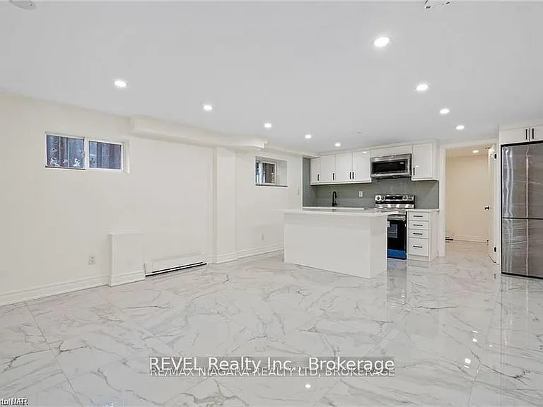 462C Carlton St — Photo 8