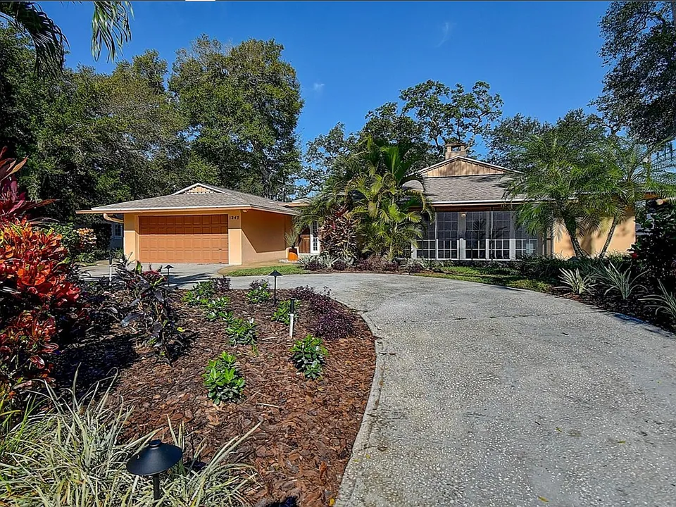 1247 Monticello Blvd N