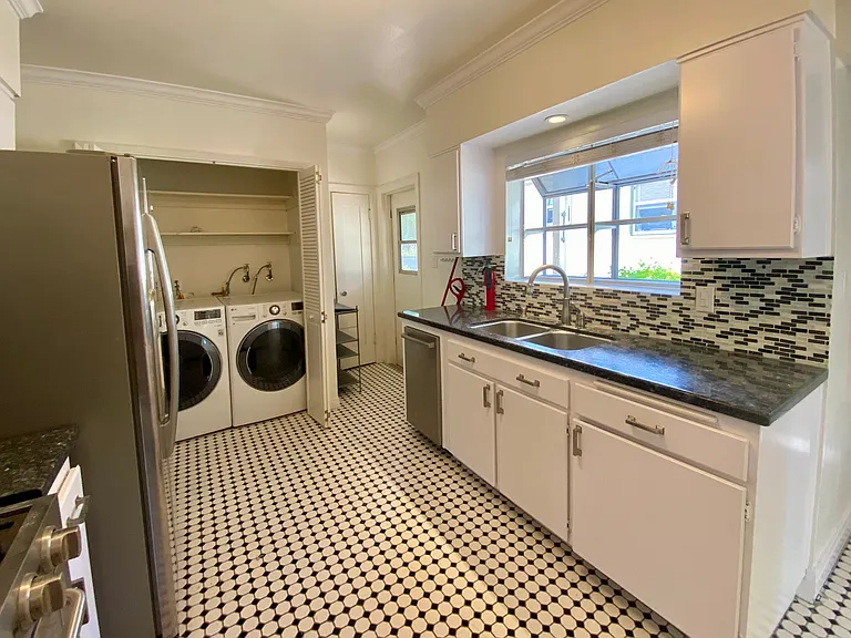 1051 N Wilson Ave — Photo 7
