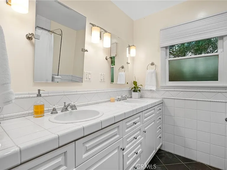 23018 Oxnard St — Photo 4