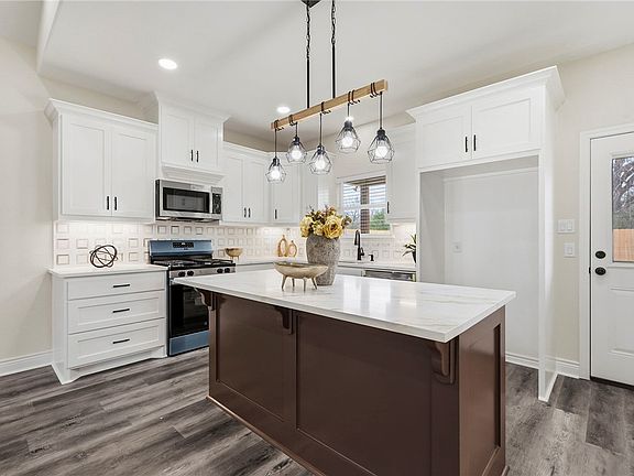 2nd image of 511 Hall St