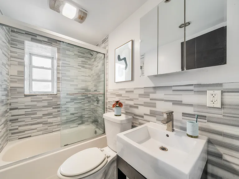 204 W 109th St #LL1 — Photo 5