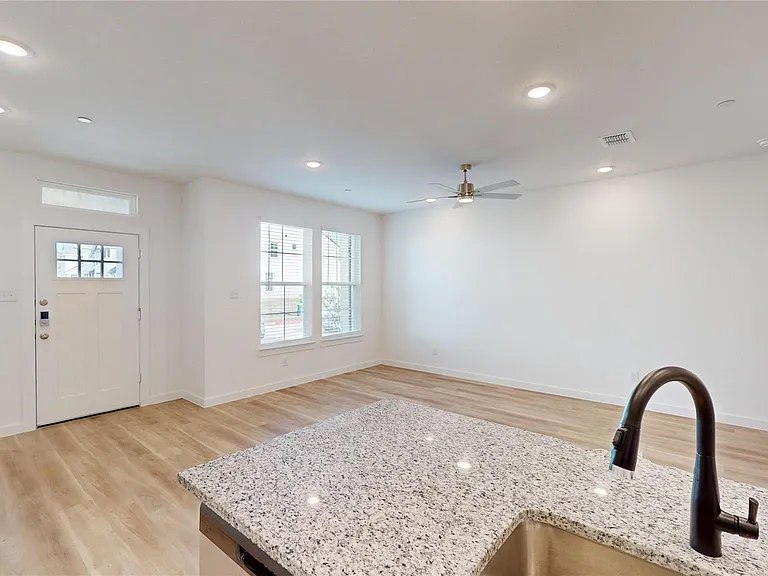 2916 Elle Dr — Photo 13