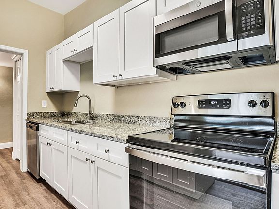 5th image of 21 Redwood Dr