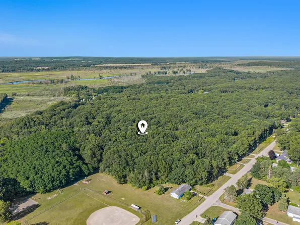 15 Wall St, Eastlake, MI 49626