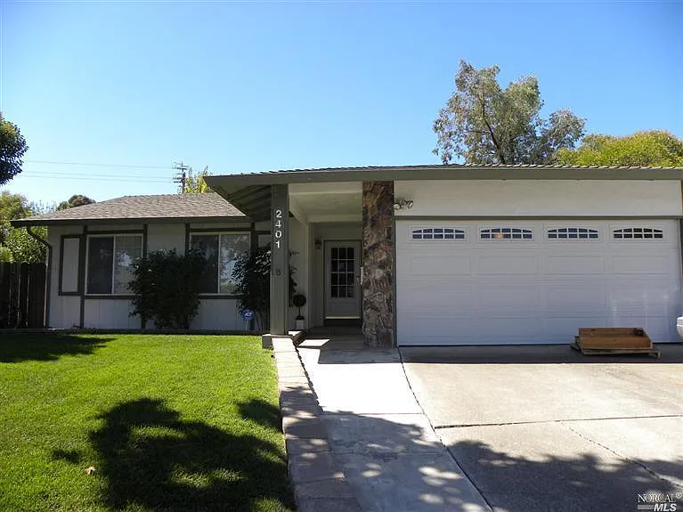 2401 Sunrise Dr photo 1