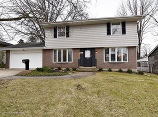 924 Foxwood Cir, Geneva, IL 60134