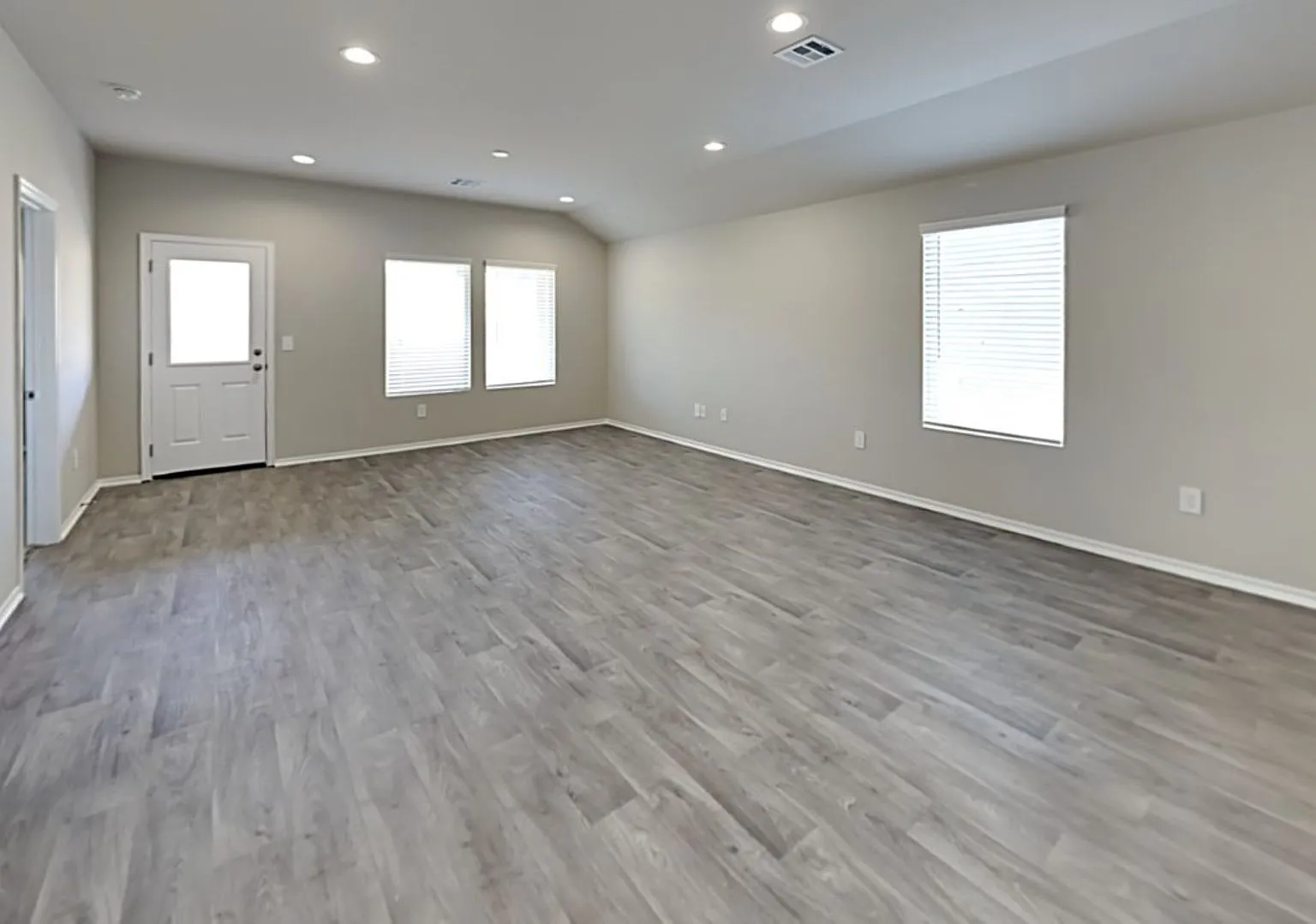 Very Nice 4 Bedroom 2 Bath Home in Yukon Schools With Storm Shelter — Photo 4