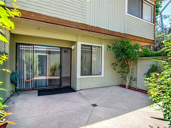 3rd image of 22131 Burbank Blvd Unit 2