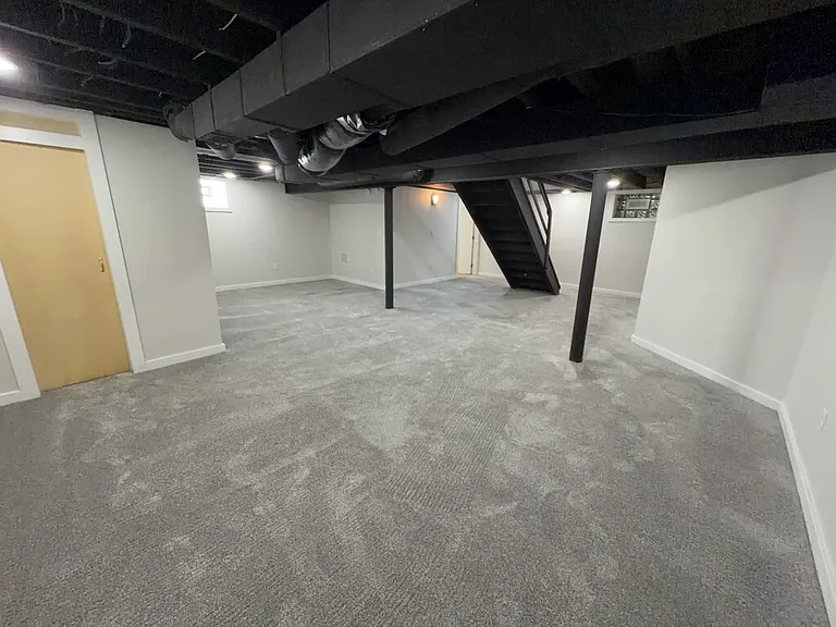 464 Cloverdale Ave — Photo 16