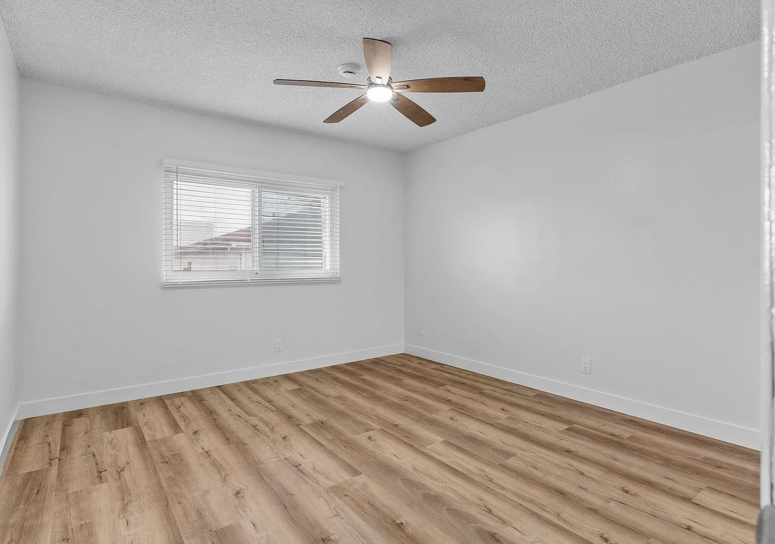112 E Buckthorn Street — Photo 3