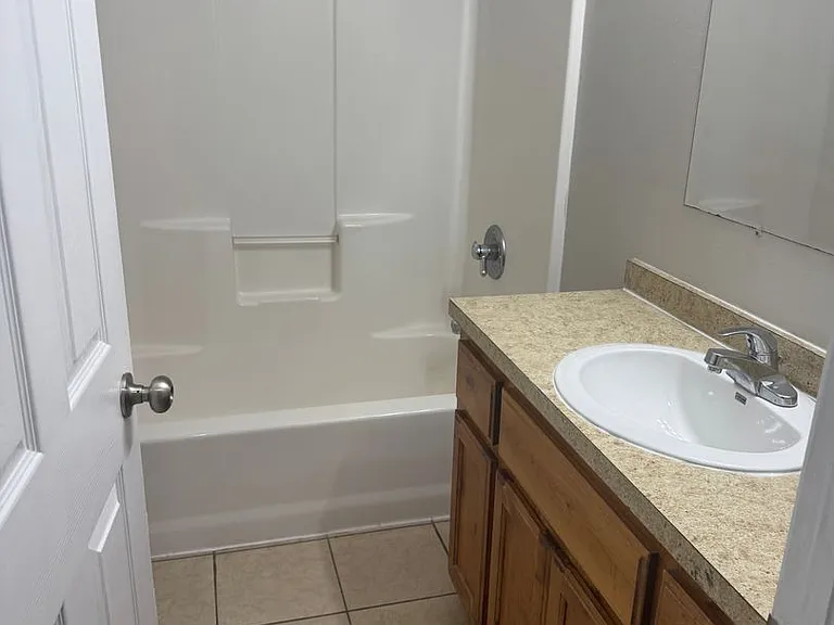 111-113 Cherokee — Photo 24