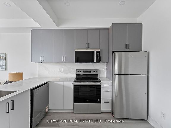 3rd image of 587 Oakwood Ave #3