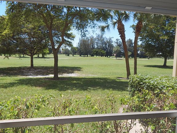 Boca Teeca Boca Raton Real Estate Agent Carolyn Boinis 561-2