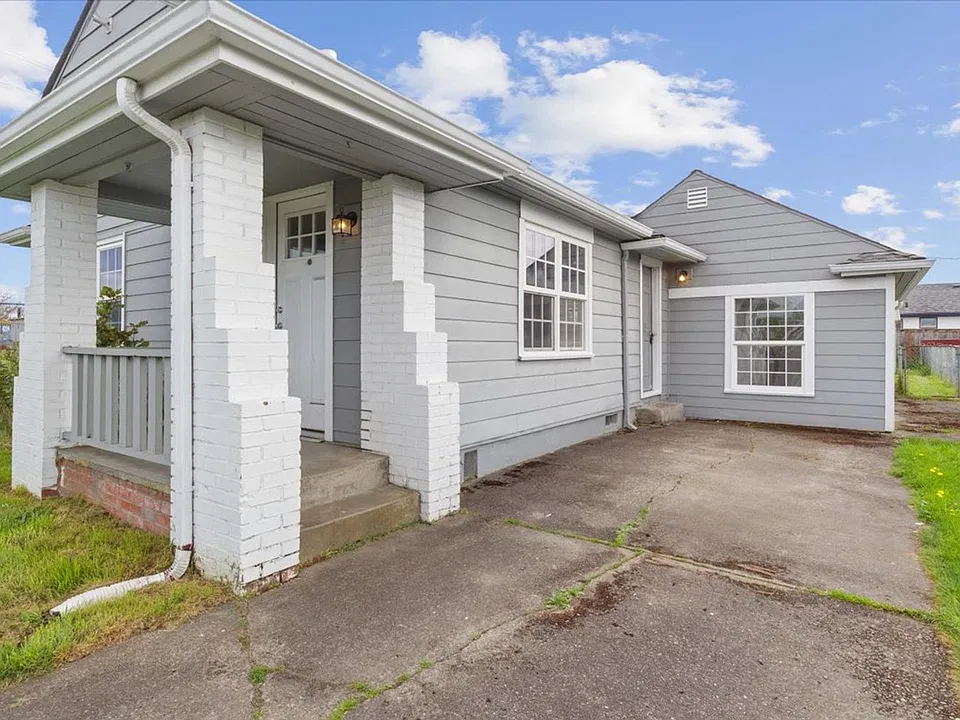 704 16th Ave SW