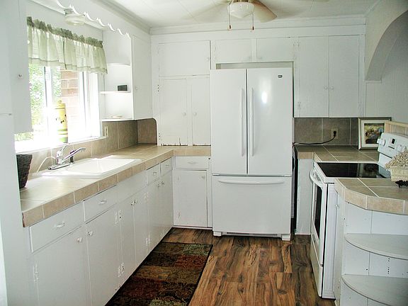 Nice open kitchen/dining