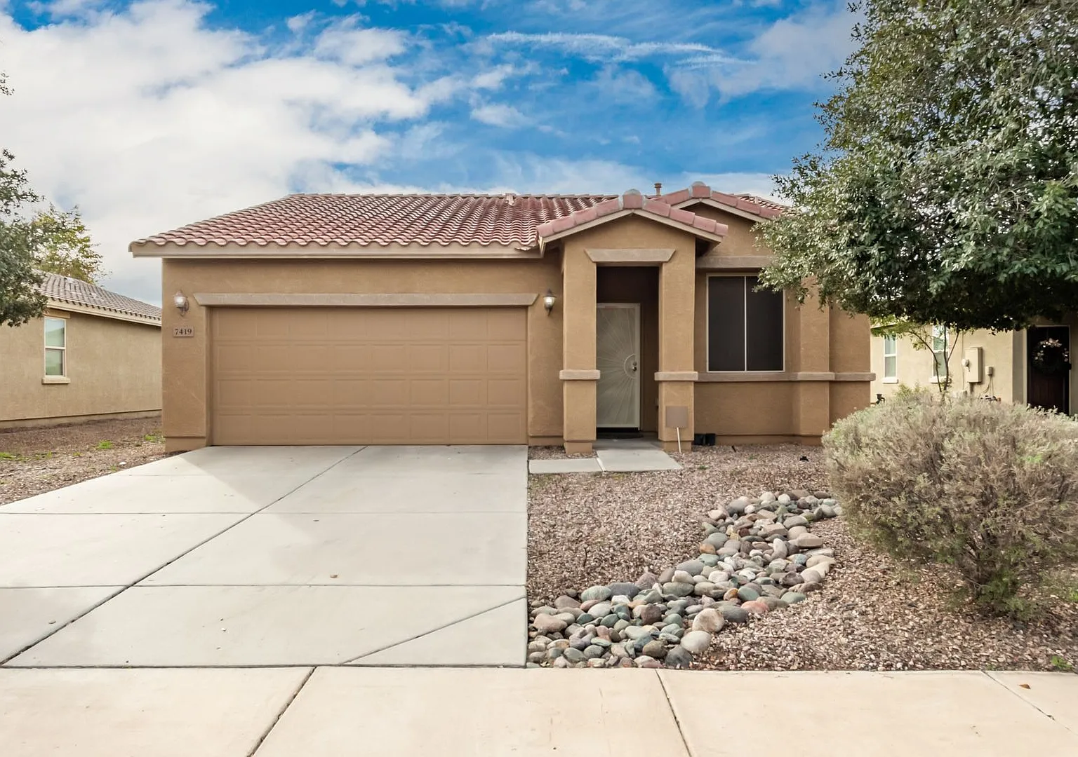 Attractive 3 bed, 2 bath home — Photo 1