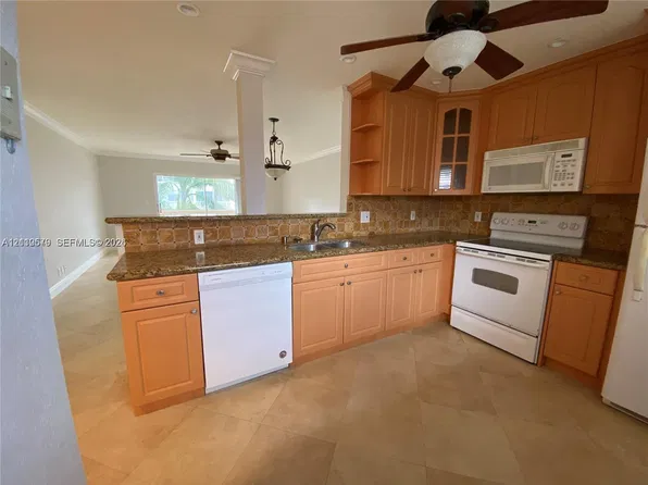 232 NE 12th Ave APT 301, Hallandale, FL 33009