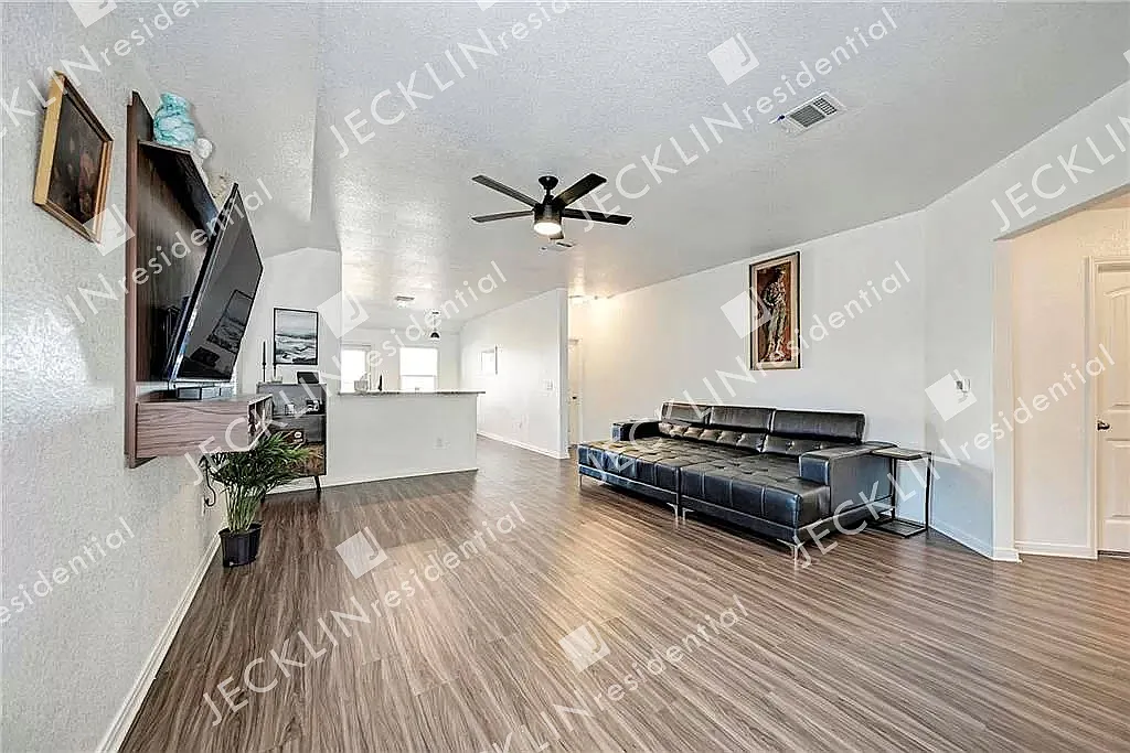 105 Kleberg Ct — Photo 4