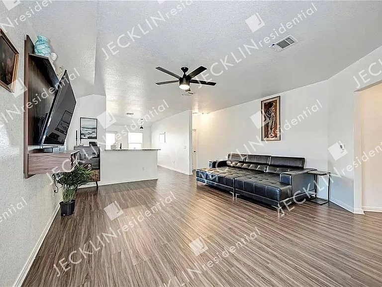 105 Kleberg Ct — Photo 4