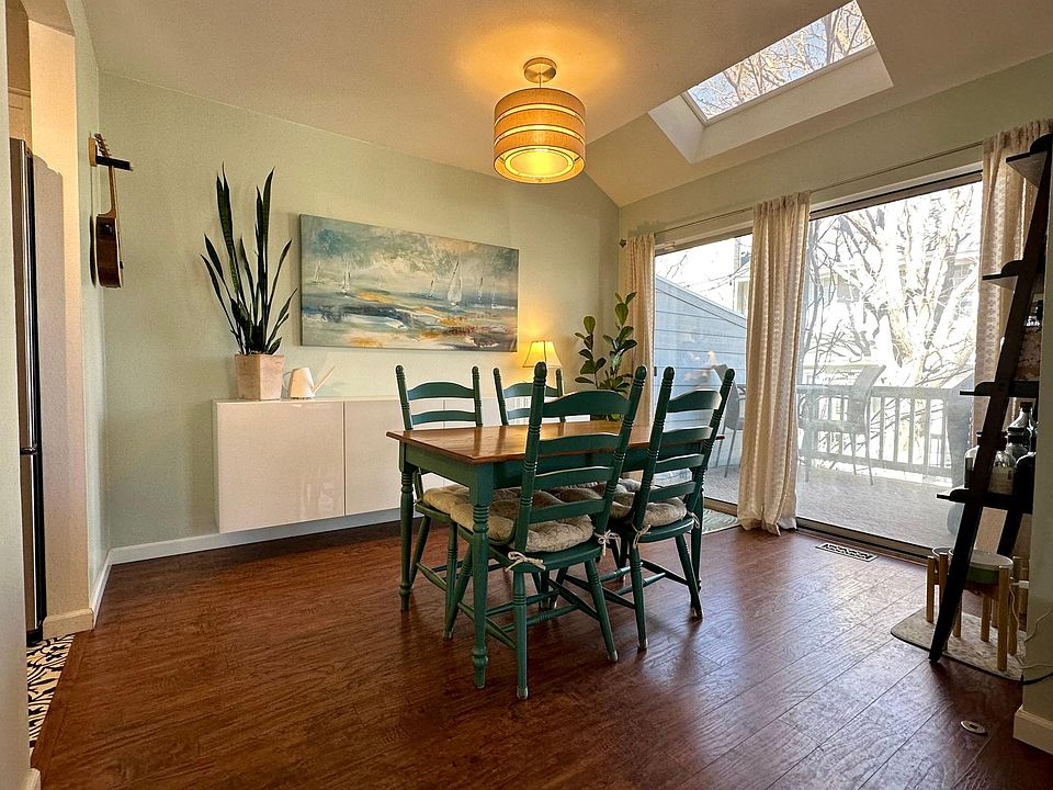 Natural light fills the dining area - sliding door to the private back patio!