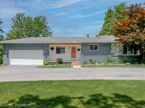 5451 E Holly Rd, Holly, MI 48442