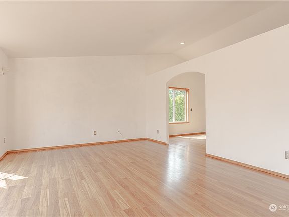 5th image of 4823 84th Street NE