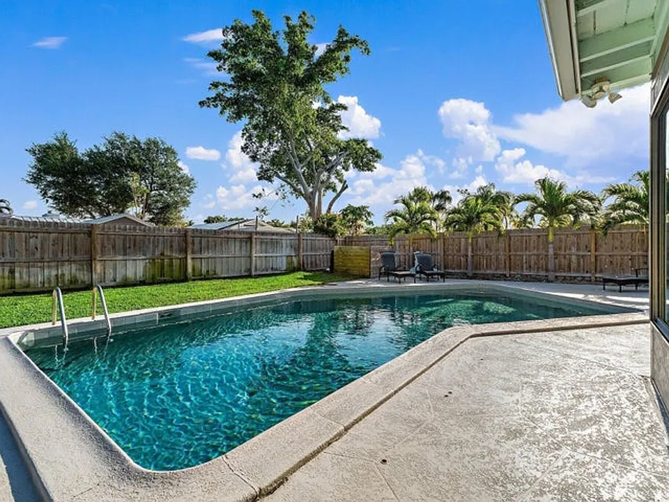 4193 Hyacinth Cir N