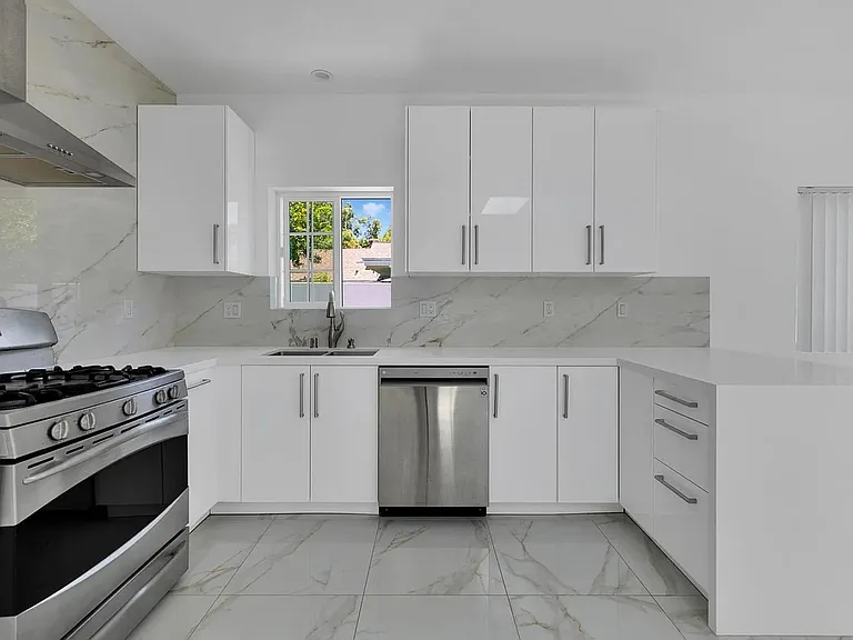 634 E Valencia Ave — Photo 8