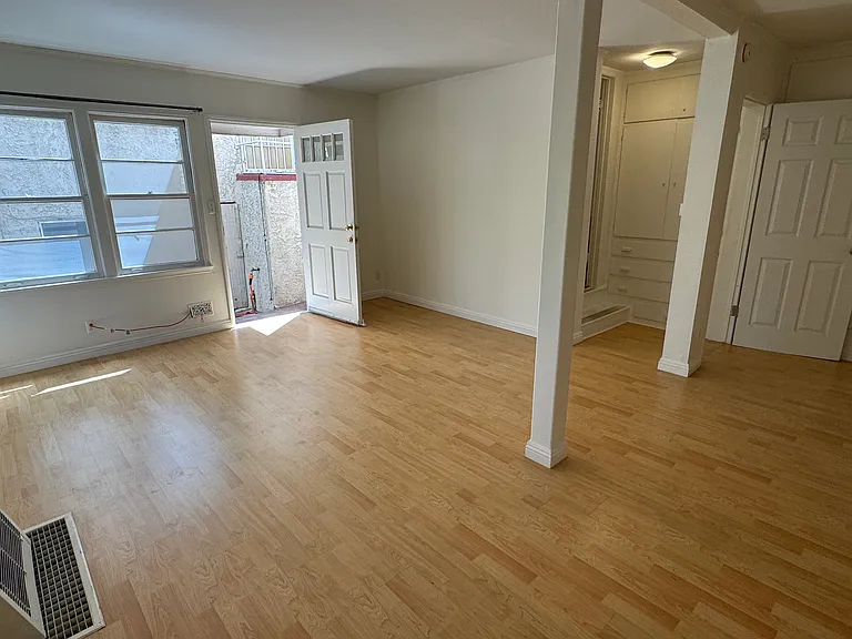 Living Room towards entrance (South)_2