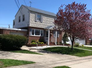 2225 2nd St, East Meadow, NY 11554