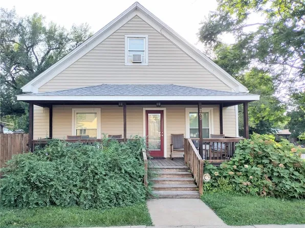 203 S Walnut St, Garnett, KS 66032