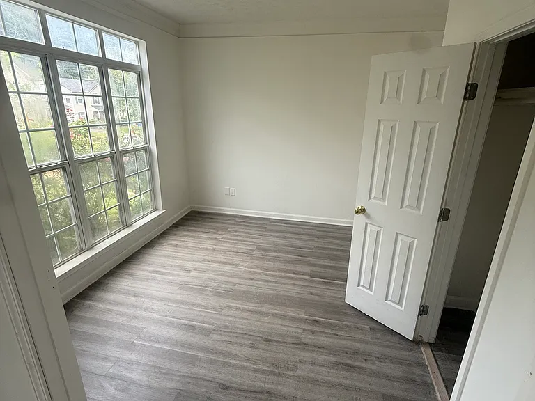 705 Waveland Ave — Photo 28