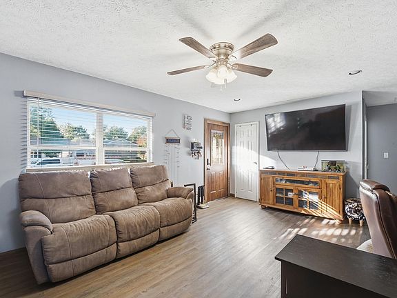 5th image of 2413 Maumee Pl