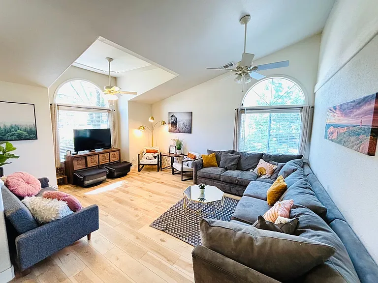555 Reddington Dr — Photo 3
