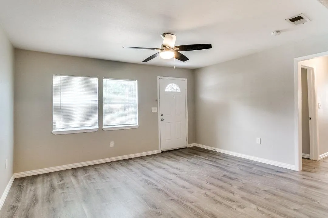 4 bed, 1300 sqft, $2,095 — Photo 4