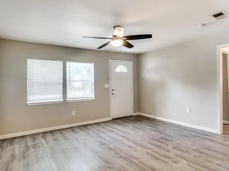 1516 Valley View St — Photo 4