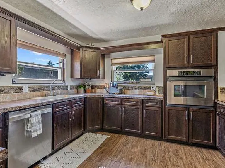 137 Aden St SW — Photo 1