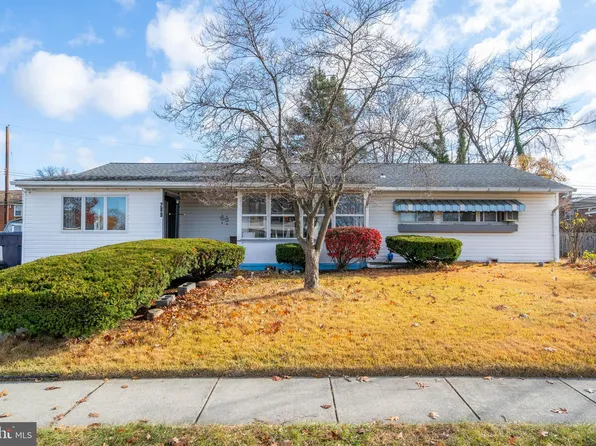 289 Pinewood Dr #E, Levittown, PA 19054