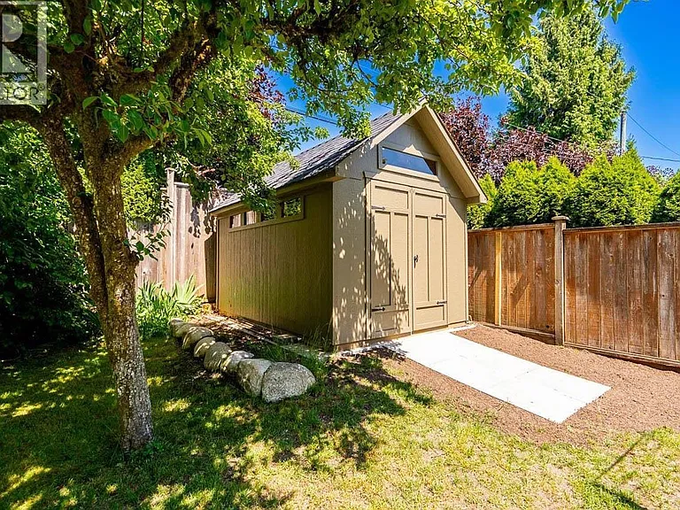 2784 Crescentview Dr — Photo 15