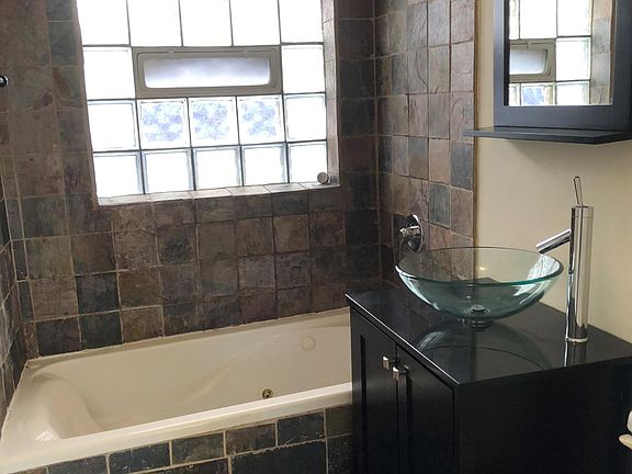 2nd image of 1618 W Sherwin Ave APT 3A
