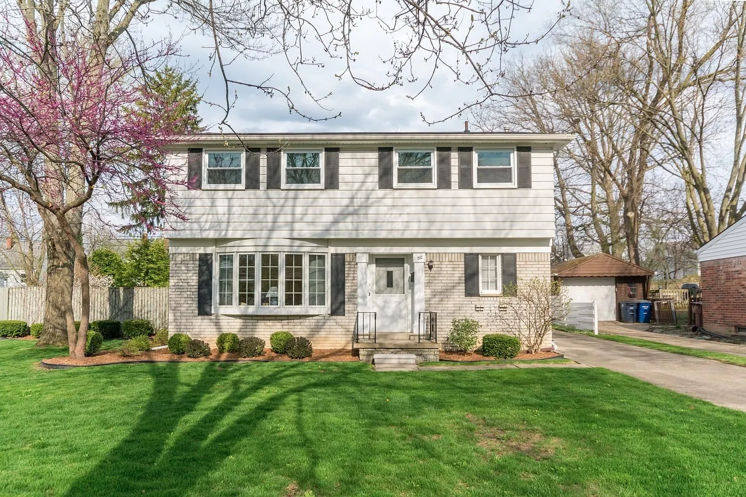 710 Leona Dr photo 1