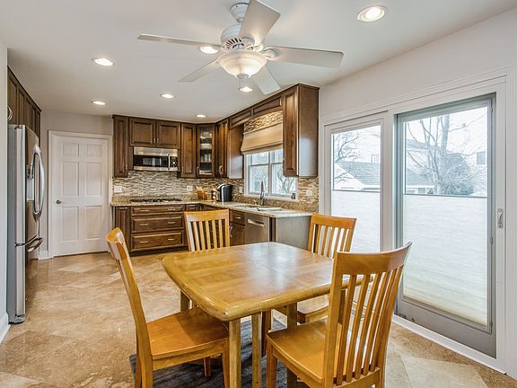 42" CABINETS W/UNDER CABINET LIGHTING, GRANITE COUNTERS--UNDERMOUNT SS SINK, & DESIGNER BACK SPLASH