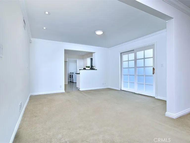 15344 Greenleaf St — Photo 8