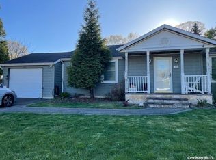28 Bay Ave, Ronkonkoma, NY 11779