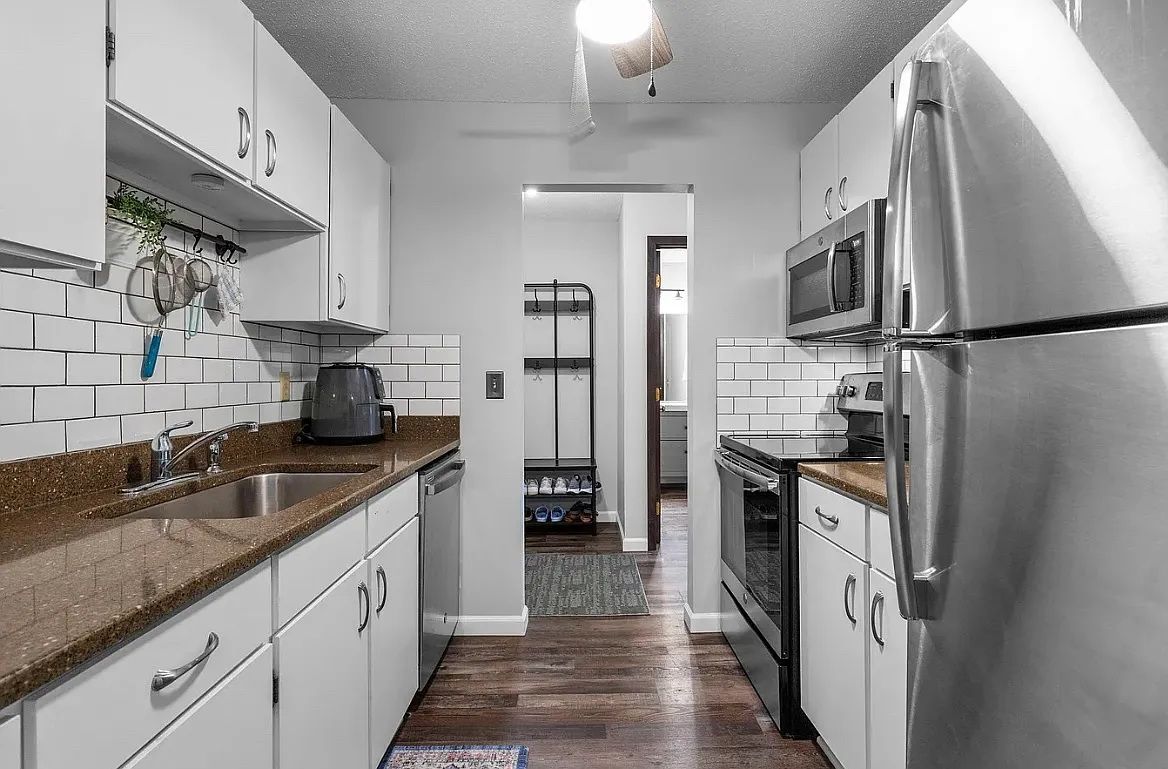 1 bed, 848 sqft, $1,350 — Photo 4