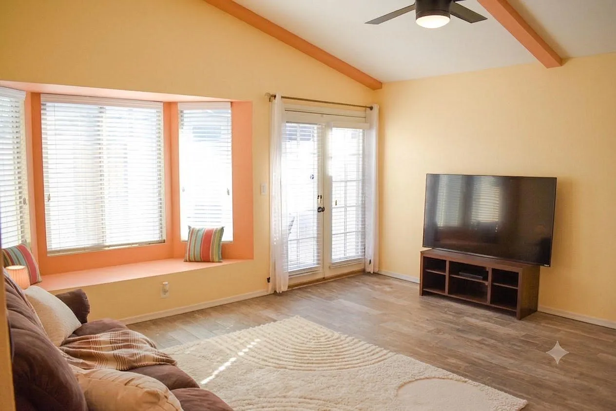 2 bed, 1076 sqft, $1,900 — Photo 3