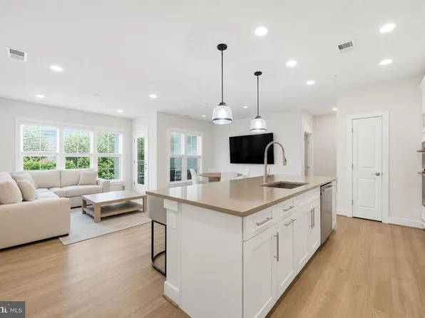 210 Decoverly Dr Unit 205, Gaithersburg, MD 20878