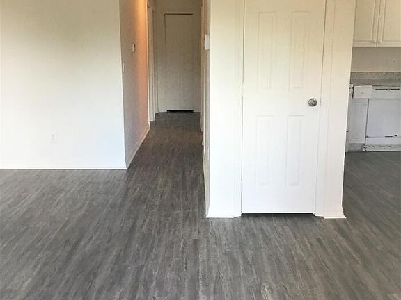 3rd image of 2061 Henderson Ave